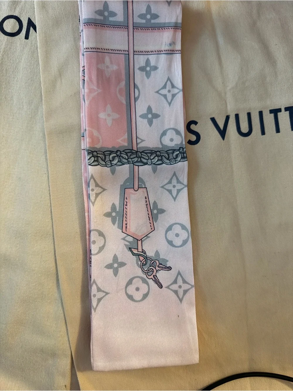 2 Louis Vuitton Confidential Bandeau Scarf Pink